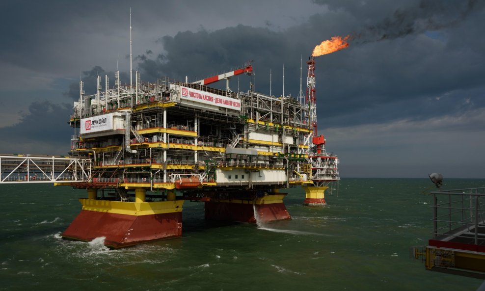 Pogođena je naftna platforma