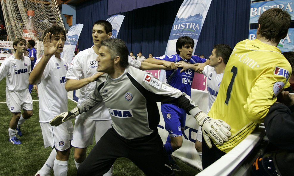 Vladimir Balić (u sivom, golmanskom dresu Hajduka)