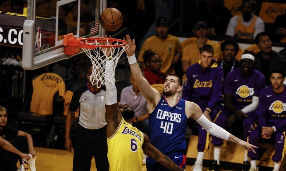 Ivica Zubac LA Clippers i LeBron James LA Lakers