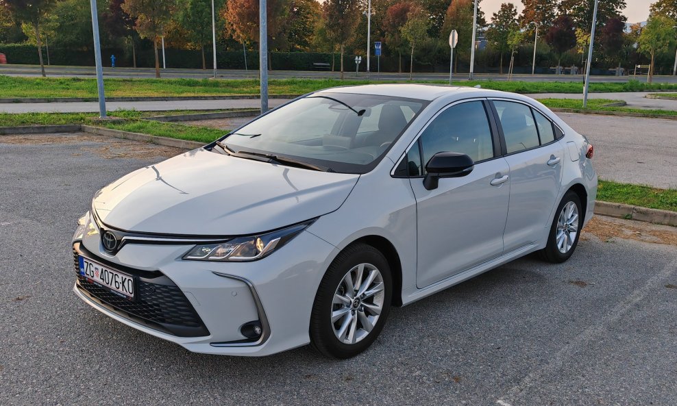 Toyota Corolla Sedan 1.5 VVT-IW 4D MT6 Luna (MY2025)