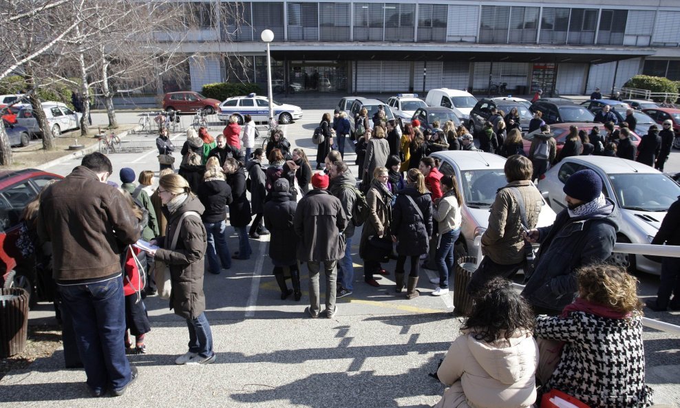 Studenti ispred Filozofskog fakulteta