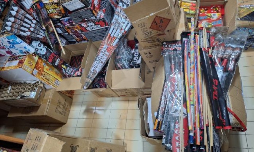 Policija pronašla tonu pirotehnike