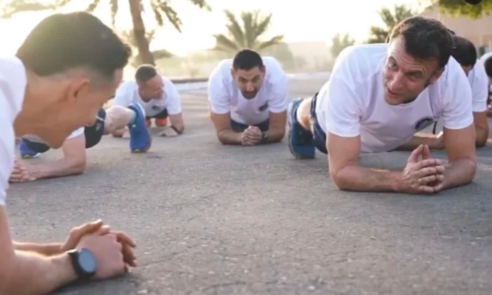 Emmanuel Macron vježba s francuskim vojnicima