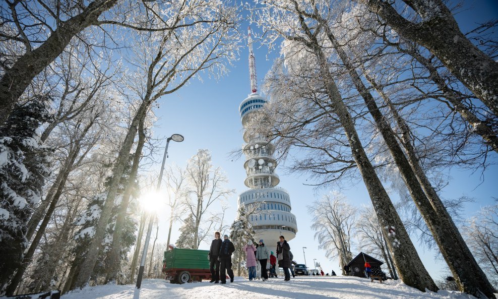 Građani uživaju u snijegu na Sljemenu
