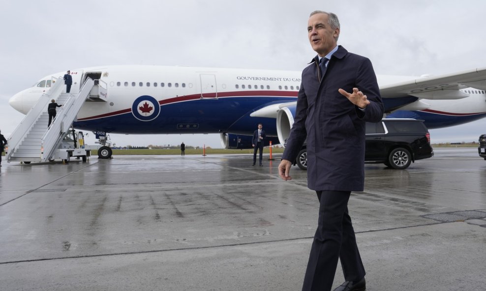 Kanadski premijer Mark Carney ispred vladinog zrakoplova