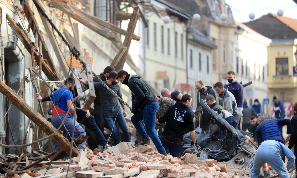 Volonteri iz cijele Hrvatske su brzo stigli pomagati u Petrinju nakon razornog potresa 29.12.2020. godine