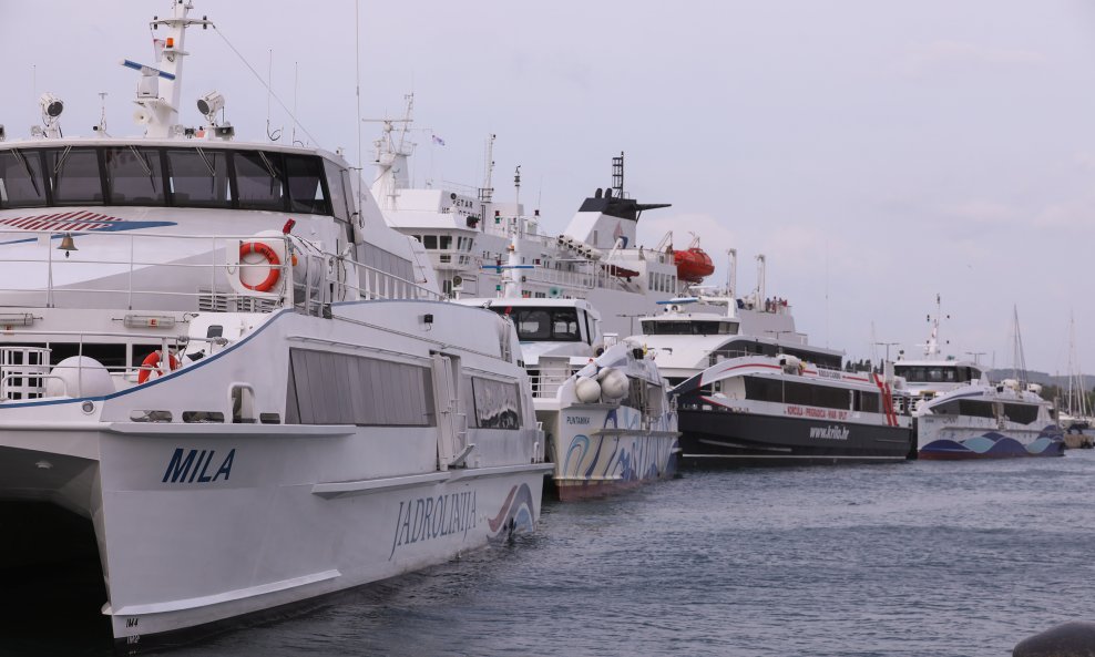 Trajektne i katamaranske linije u prekidu