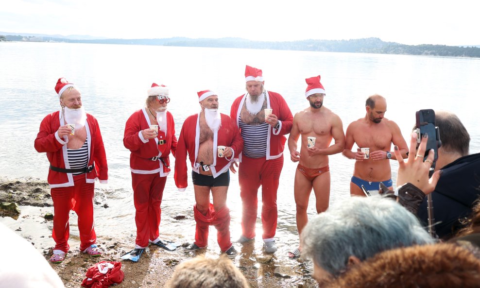 Šibenik: Tradicionalno novogodišnje kupanje na gradskoj plaži Banj