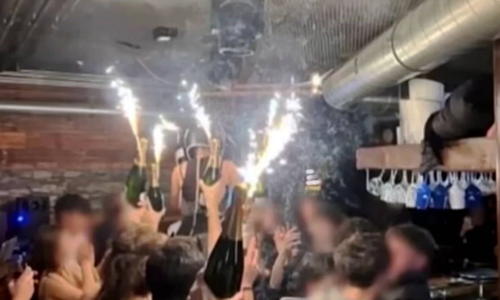 Kafić Le Constellation uoči katastrofalnog požara