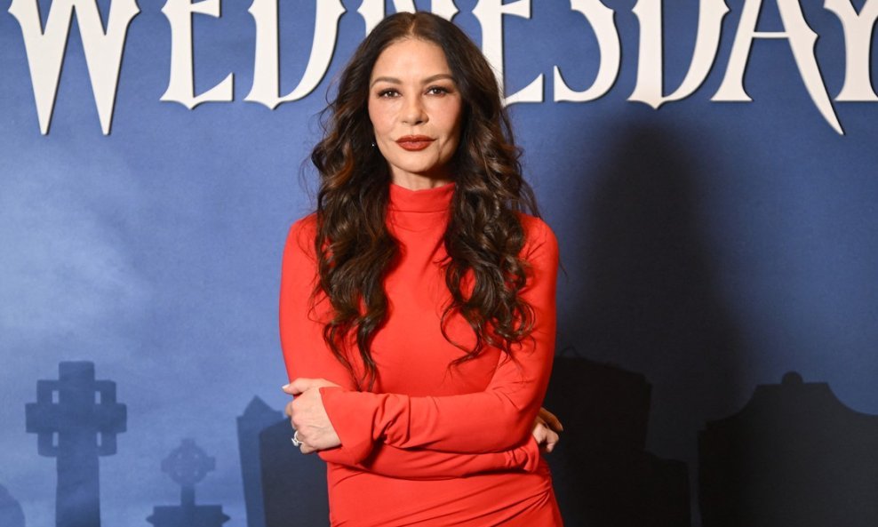 Dugačka valovita kosa u stilu Catherine Zeta-Jones odličan je odabir za žene 40+