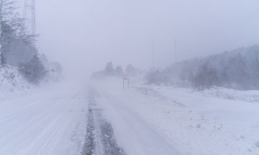 Snijeg na cesti / ilustracija