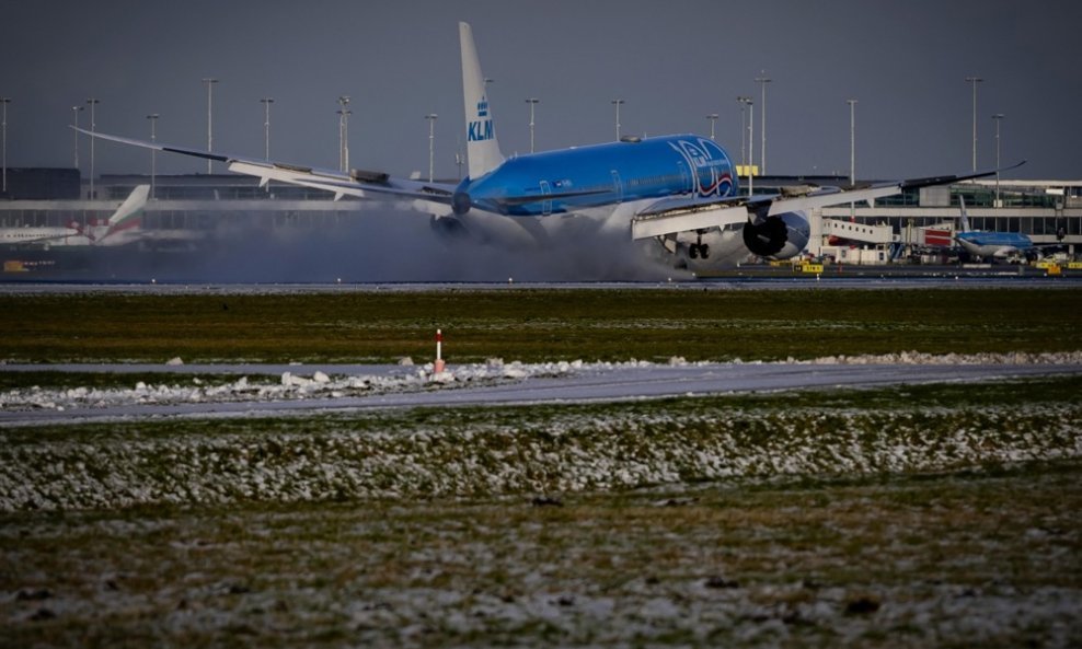 Snijeg poremetio zračni promet u Amsterdamu