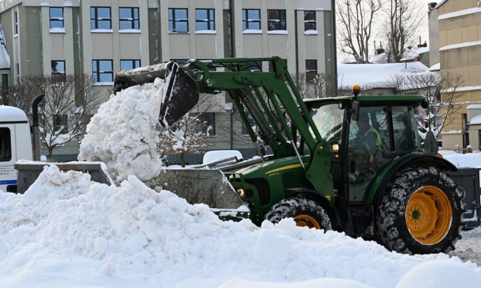 Poljska zatrpana snijegom