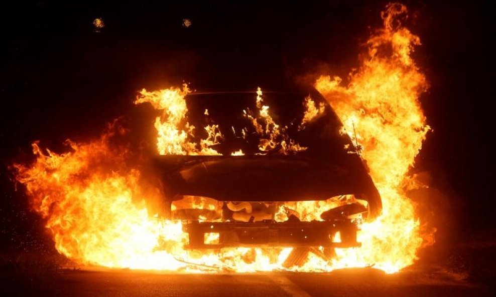 auto u plamenu izgorio automobil