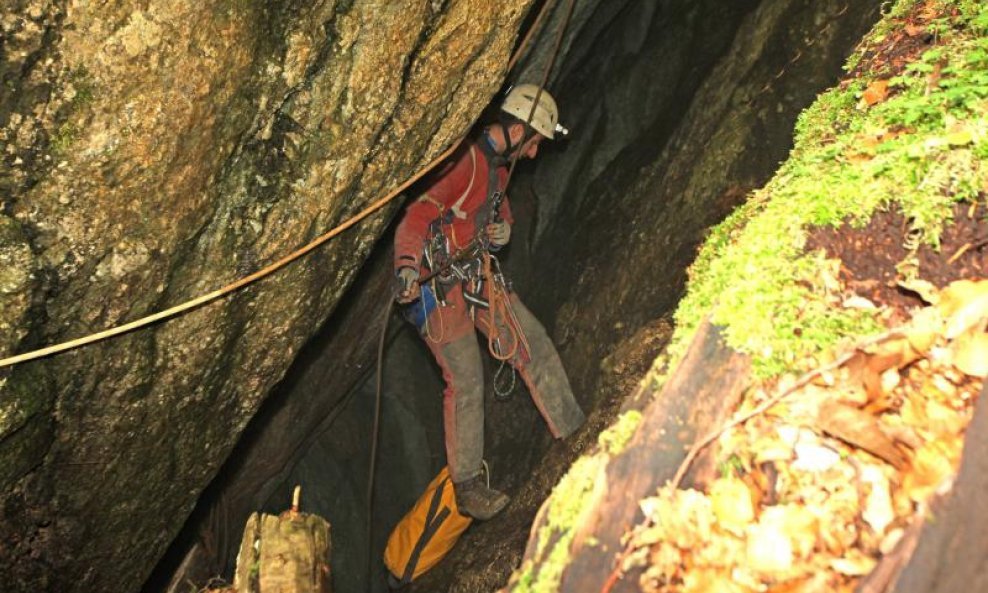 SPAŠAVANJE JAMA SPELEOLOG