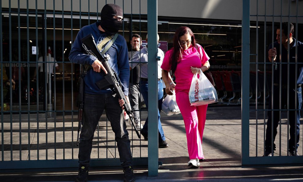 Naoružani muškarci u Caracasu
