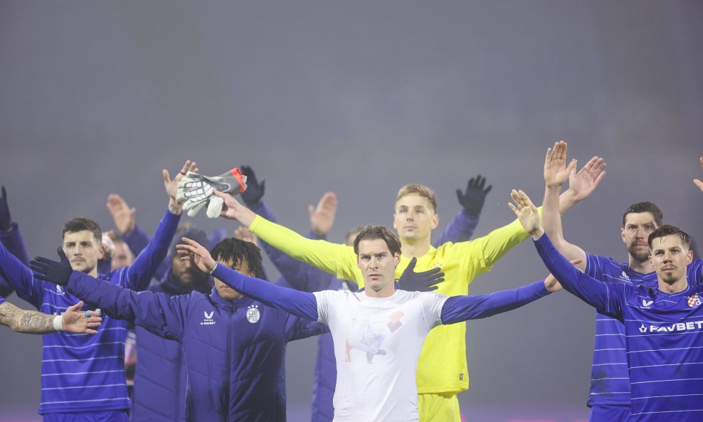 Robert Mudražija (u bijeloj majici)