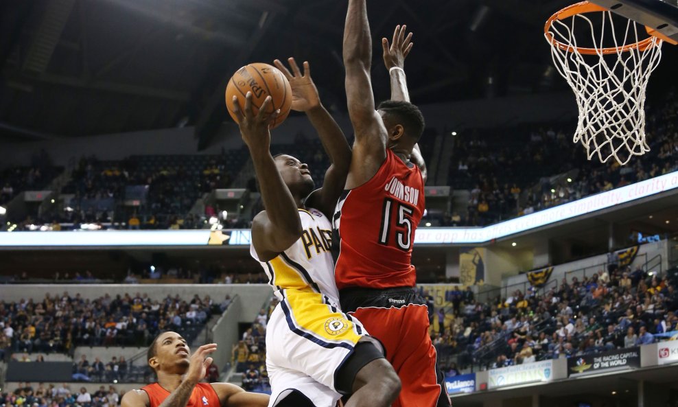 Lance Stephenson (Indiana Pacers) i Amir Johnson (Toronto Raptors)