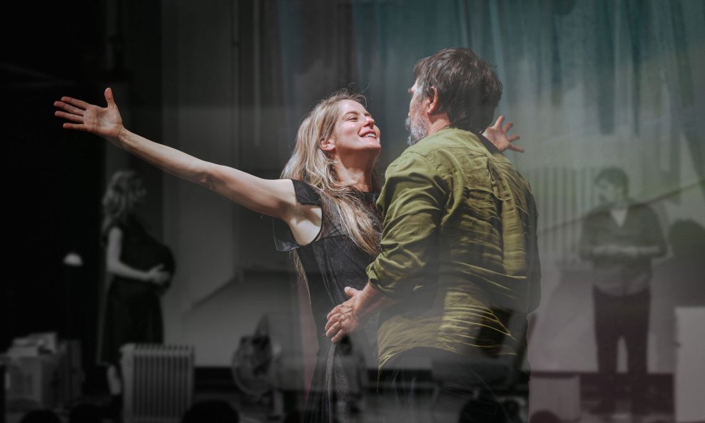 Predstava gledatelje uvodi u intimne, posljednje trenutke žene