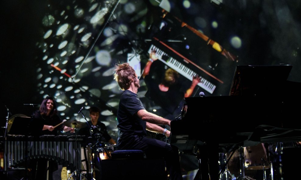 U pratnji orkestra vrhunskih akademskih glazbenika predstavit će album orkestralne filmske glazbe 'A Storm in a Teacup'