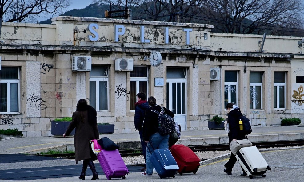 Vlak iz Zagreba nakon 21 sata putovanja stigao u Split