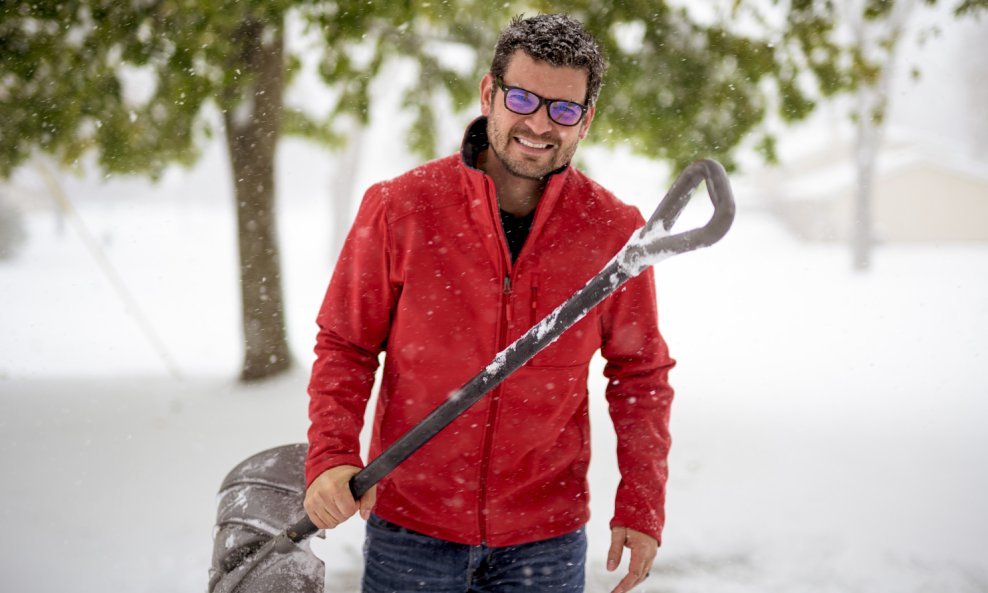 Niske temperature uzrokuju sužavanje krvnih žila, dok nagli i intenzivni pokreti mogu povisiti krvni tlak i broj otkucaja srca