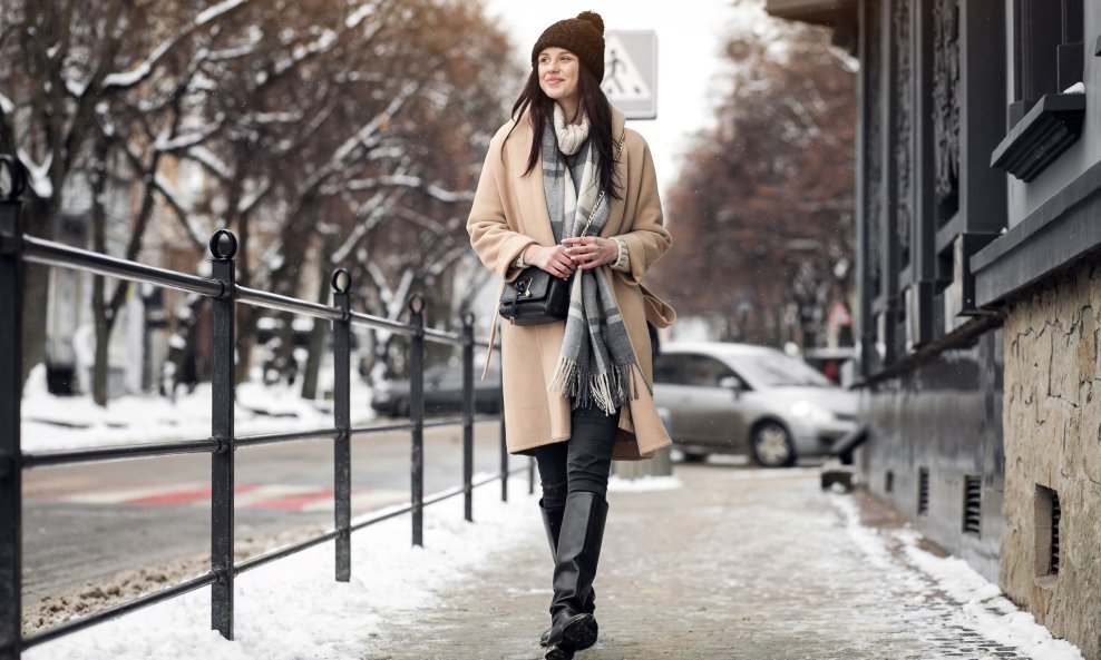 Pri hodanju po snijegu i ledu važno je nositi stabilnu obuću s dobrim prianjanjem te stopala lagano okrenuti prema van