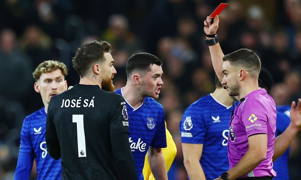 Michael Keane u razgovoru sa sucem