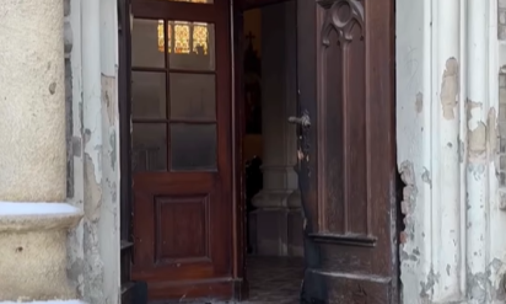 Zapaljena vrata katoličke crkve