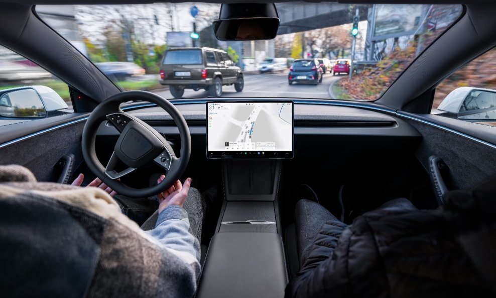 Tesla Full Self-Driving s nadzorom
