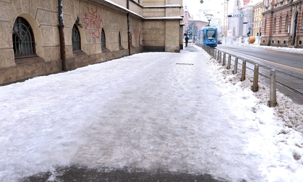 Opasni led u Frankopanskoj ulici
