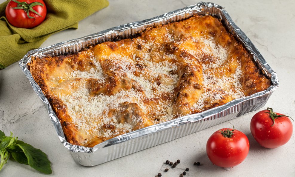 Lazanje vam imaju okus po metalu, a folija je puna rupa? Radite jednu od najčešćih pogrešaka u kuhinji