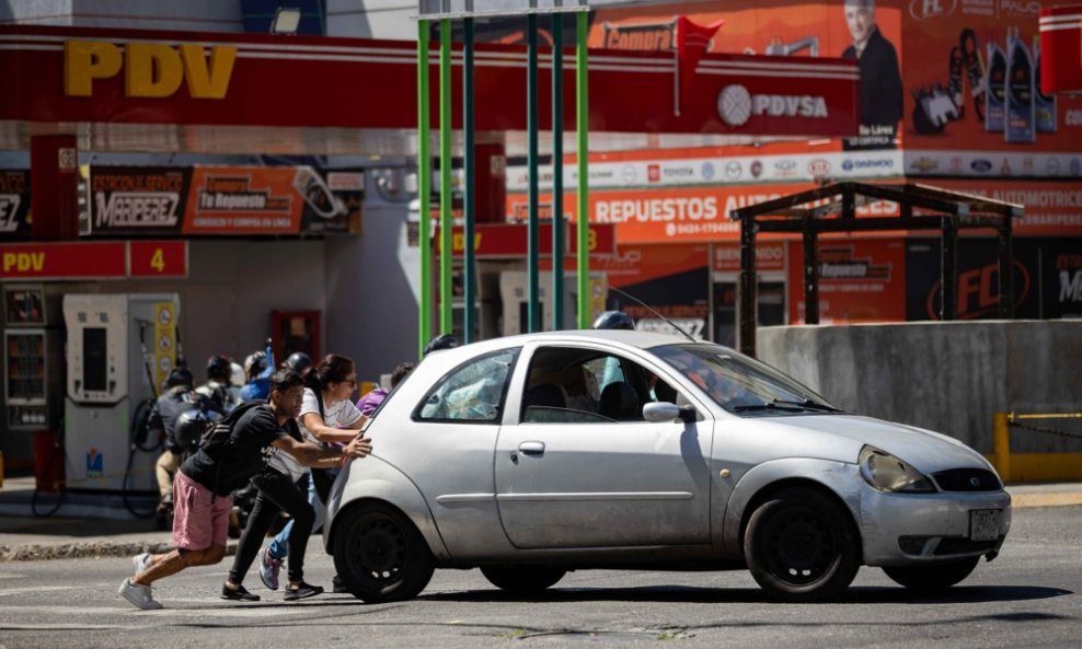 Iako Venezuela ima velike količine nafte, lokalno stanovništvo živi u velikom siromaštvu i nestašicama