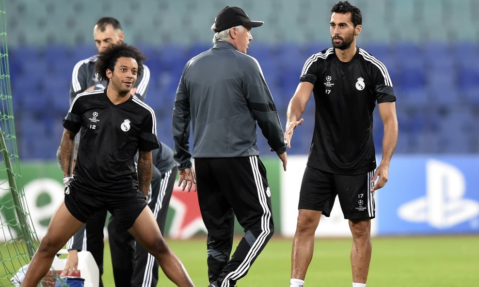 Alvaro Arbeloa (prvi zdesna) rukuje se s Ancelottijem