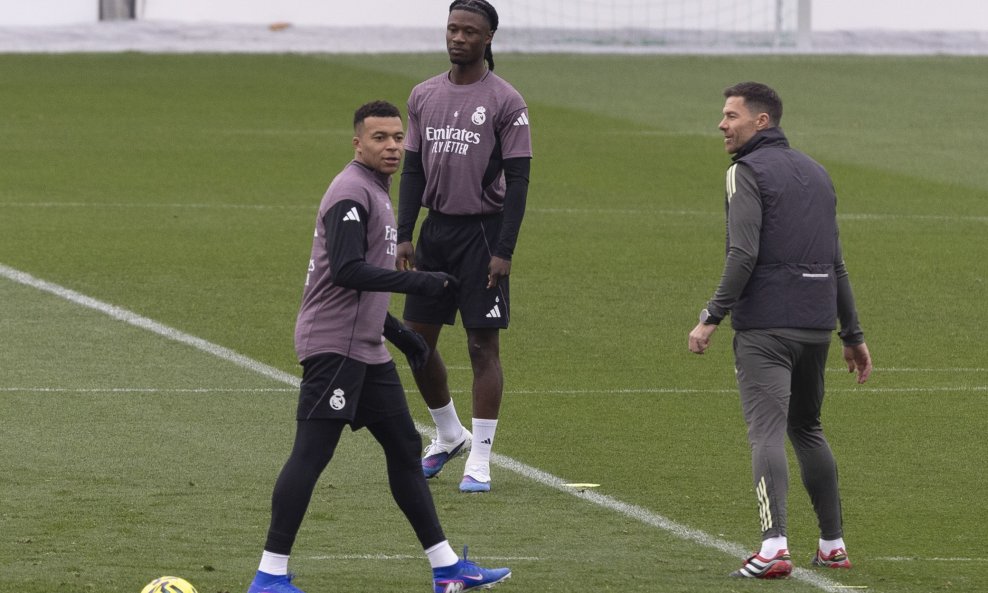 Xabi Alonso (desno) na treningu s Mbappeom i Camavingom