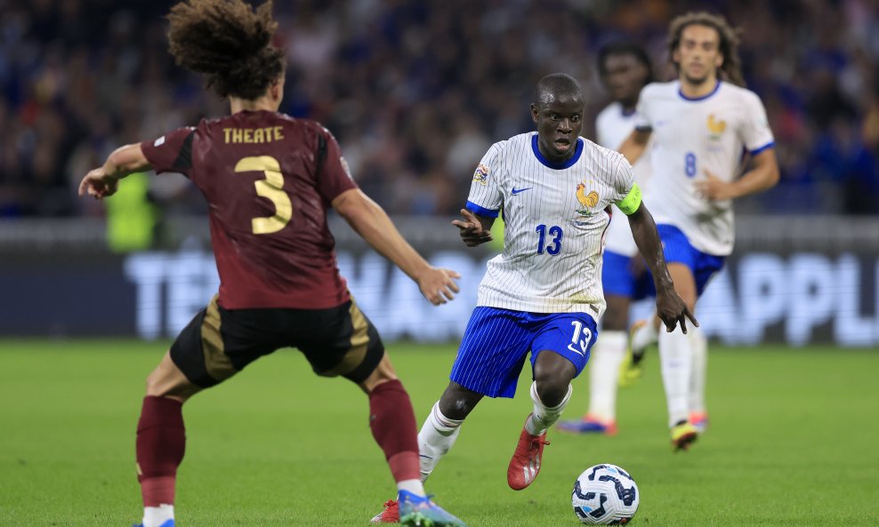 N'Golo Kanté (u bijelom dresu)