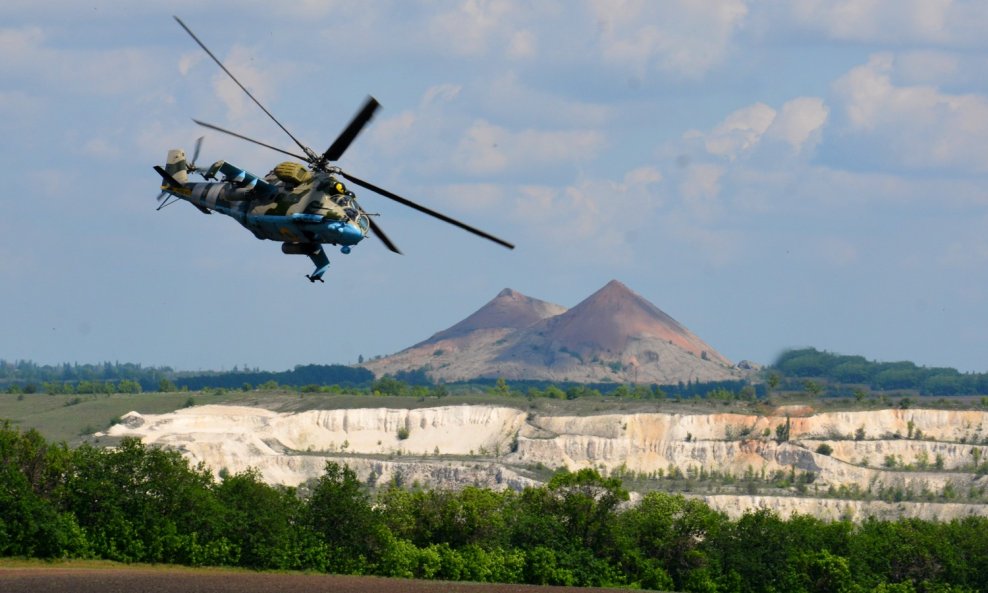 Ukrajinski Mi-24 u letu iznad Donbasa