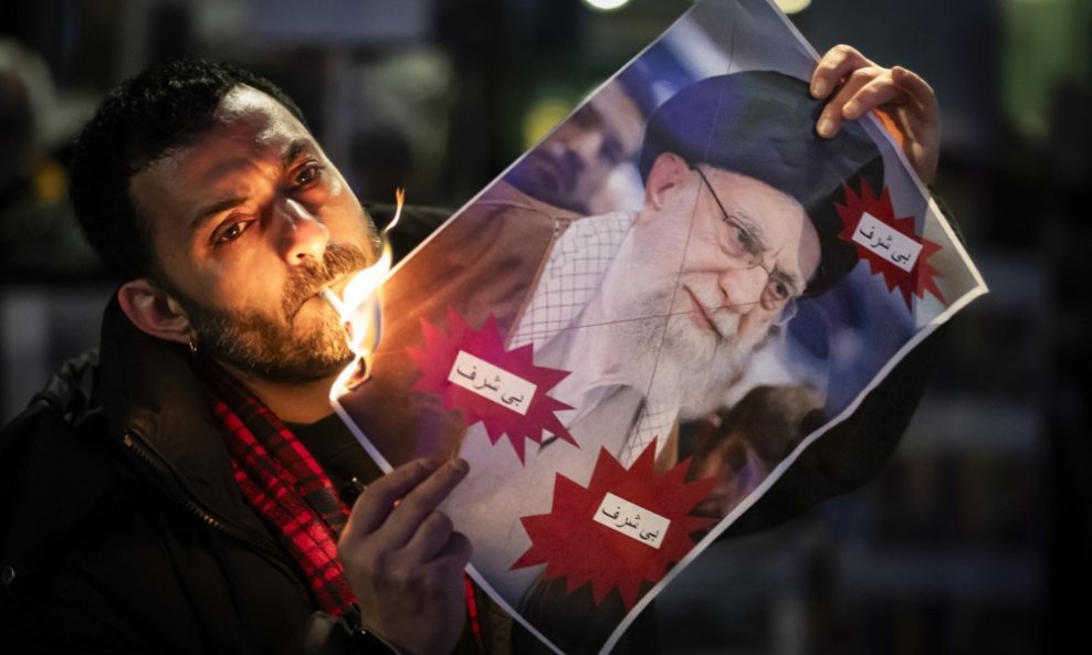 Prosvjedi u Iranu dobivaju sve veću međunarodnu podršku pa se tako protiv iranske vlasti prosvjeduje i u Švicarskoj (na slici)