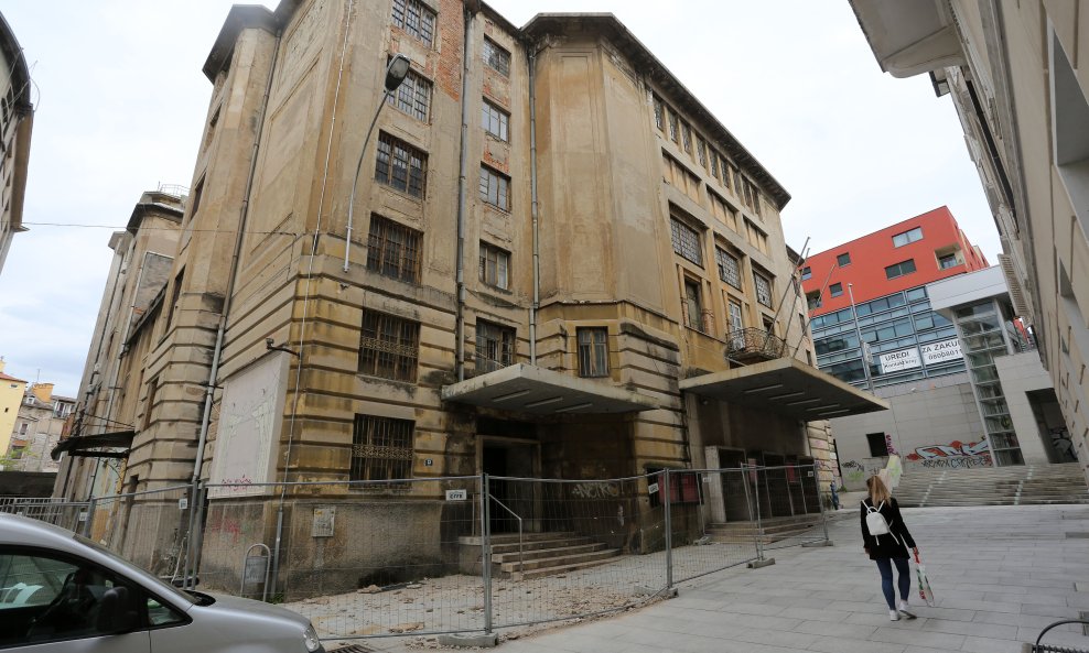 Zgrada nekadašnjeg kazališta Teatro fenice u Rijeci danas je napuštena i u raspadu