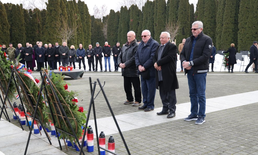 Položeni su vijenci na Memorijalnom groblju žrtava iz Domovinskog rata u Vukovaru