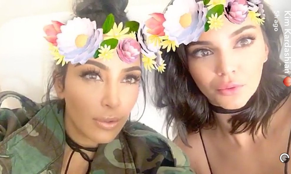 Kim Kardashian i Kendall Jenner 2016. godine