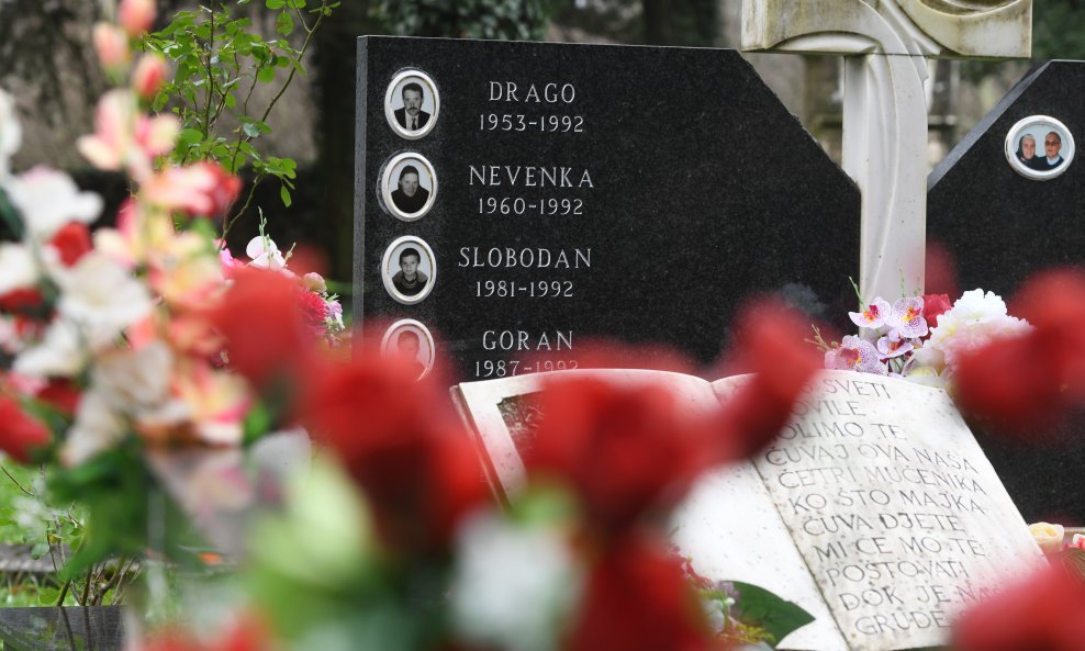 Vijenci pred grobom obitelji Čengić u Erveniku (ilustracija)