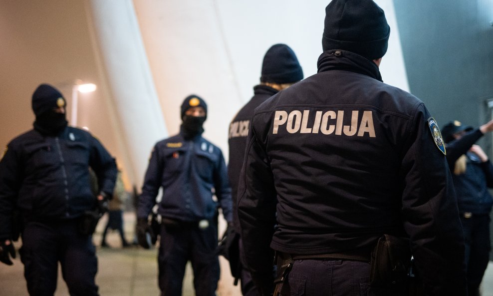 Policija pred zagrebačkom Arenom uoči nedavnog koncerta Thompsona (ilustrativna fotografija)