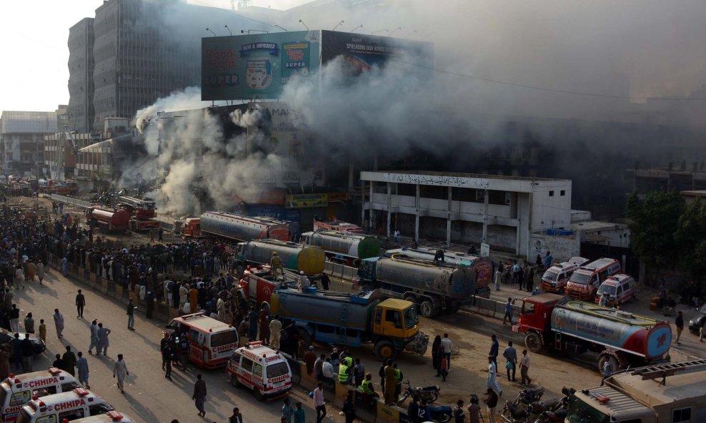 Požar u shopping centru u Karachiju