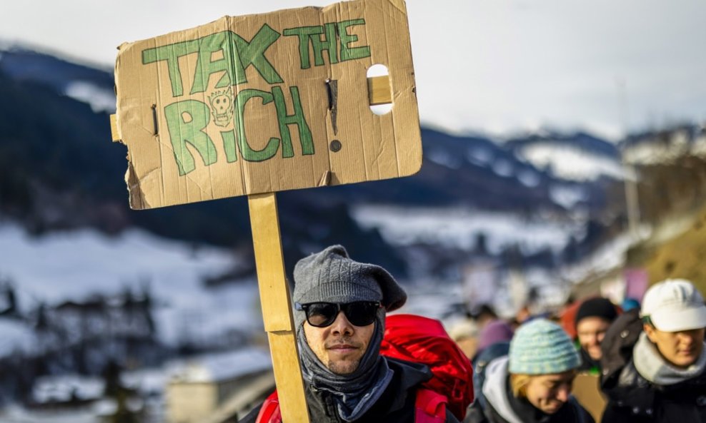 Prosvjed protiv Svjetskog ekonomskog foruma u Davosu uz poruku 'oporezujte bogate'