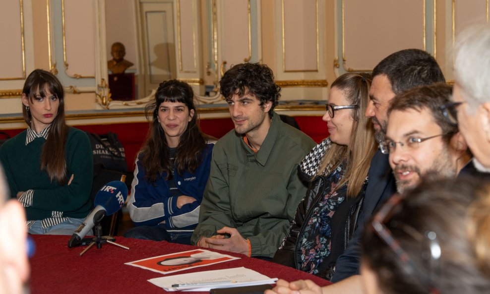 Duboko ukorijenjen u iskustvo ratova na Bliskom istoku, ovaj tekst progovara univerzalnim jezikom obiteljske traume i šutnje