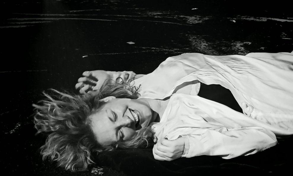 Po broju glumica i glumaca, ova predstava jedna je od najopsežnijih dramskih produkcija sezone