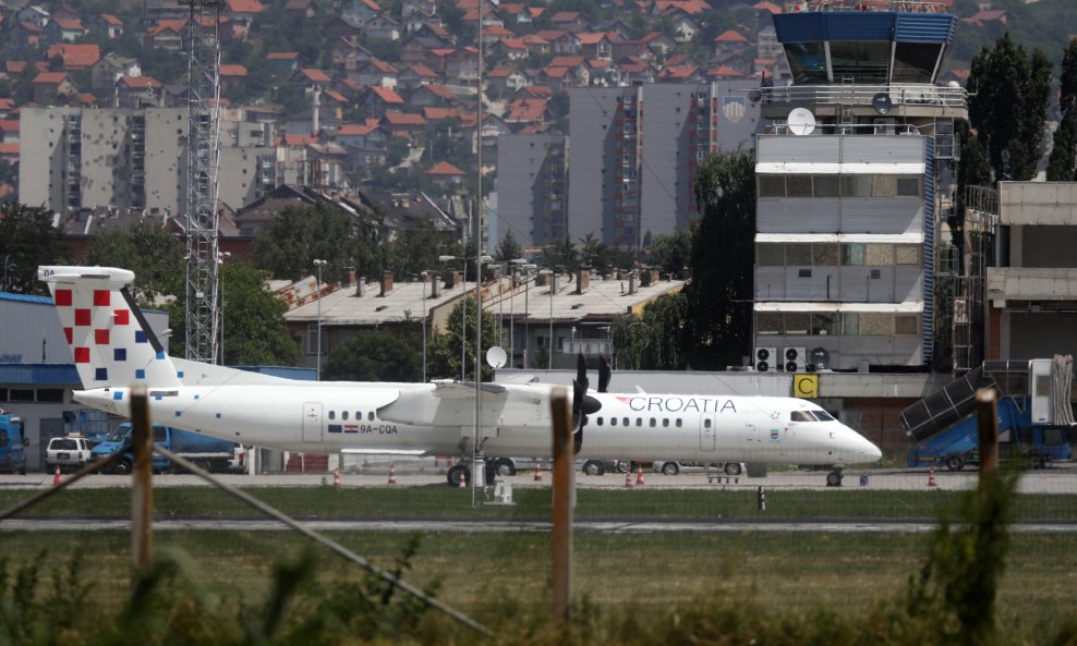 Avion Croatia airlinesa u zračnoj luci Sarajevo/ilustracija