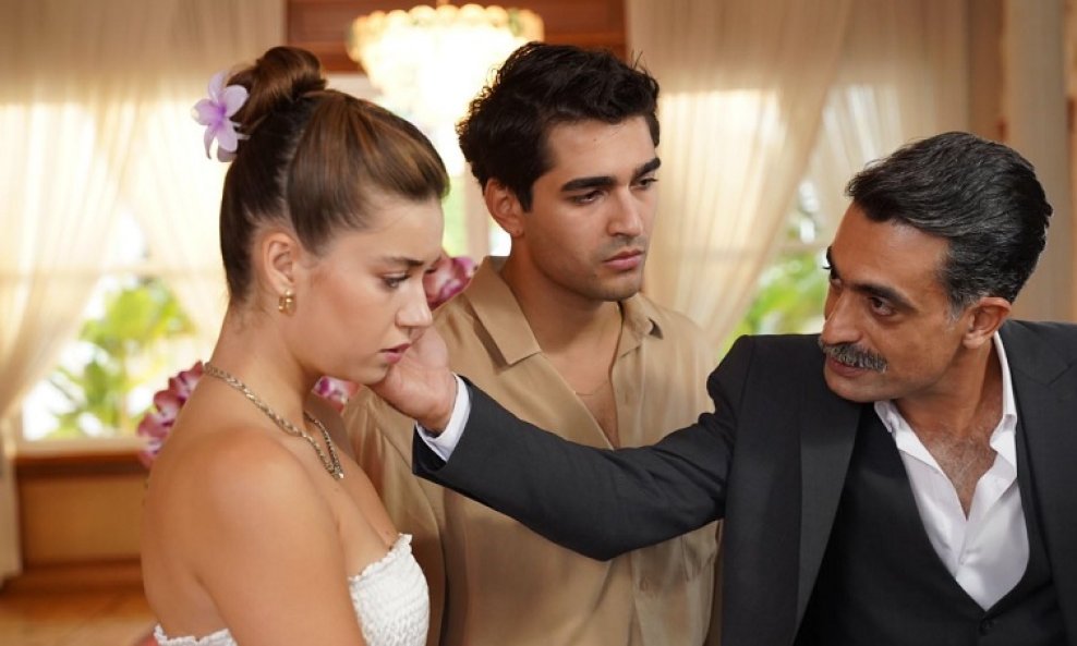 Afra Saracoglu i Diren Polatogullari u seriji 'Zlatni kavez'