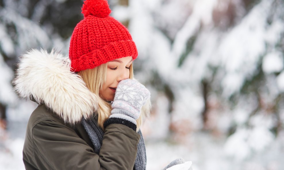 Prehlade i gripa nastaju zbog virusa koji se šire kapljičnim putem i bliskim kontaktom, bez obzira na to koliko je vani stupnjeva